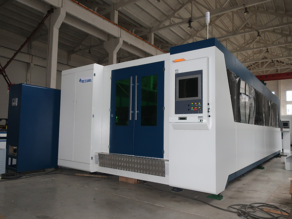 2500w Бүтэн хаалттай гацуур Хүснэгт Fiber Laser Sheet Cutting Machine